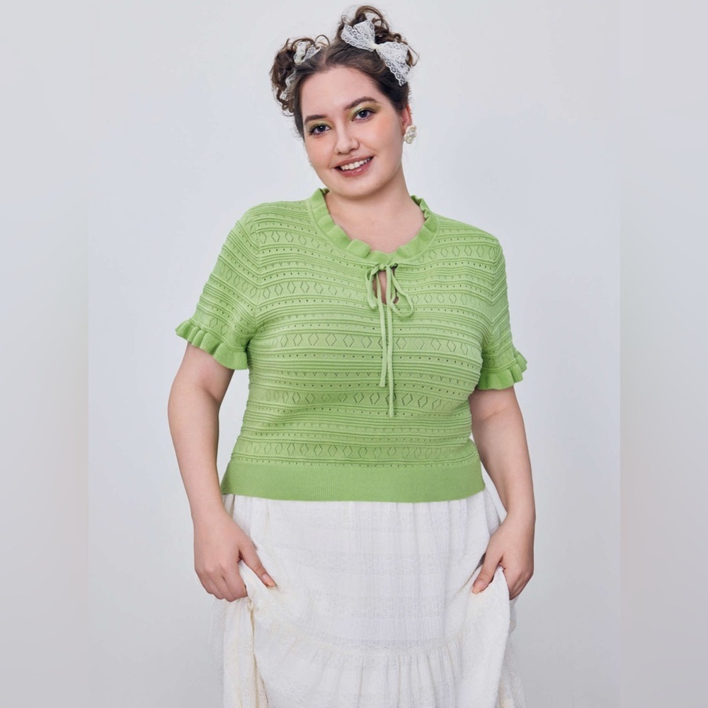 Cider KNITTED ROUND NECKLINE LETTUCE TRIM KNOTTE SHORT SLEEVE TOP CURVE & PLUS